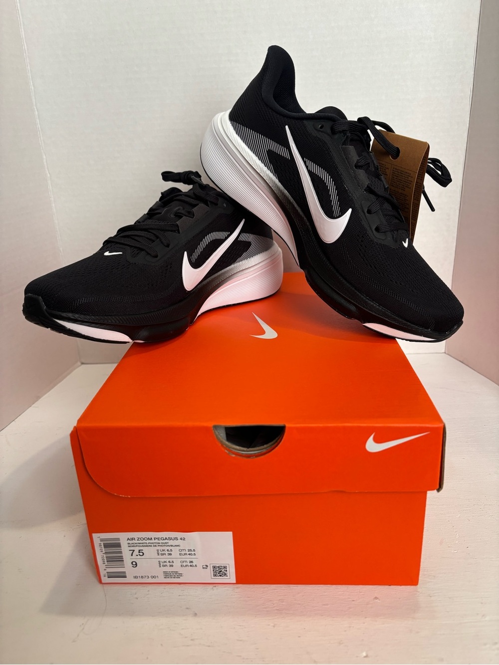 Nike Air Zoom Pegasus 42 black & white sneakers Size US 7.5 brand new in box